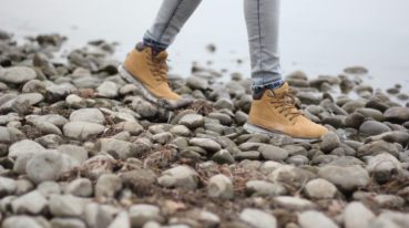 Schuhe auf Steinen